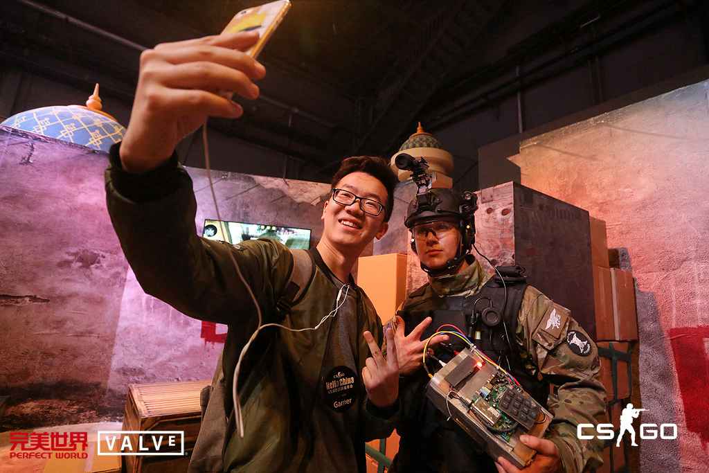 图片: 图5-玩家在Dust2实景区与coser互动.jpg