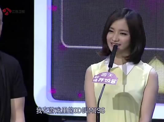 近几年来一些出色的电竞主播纷纷进军娱乐圈,让更多的人了解电竞,热爱电竞。女主播跨界娱乐圈,节目也是丰富多彩,从才艺展示到相亲节目,吸引了观众的眼球。Miss,伊芙蕾雅,小苍这些在直播间中闪闪发亮的女主播,到了电视上又是怎样的表现,还是大家心目中的女神范儿吗? 1、Miss Miss在2013年参加《非常了得》这档节目,解说经典游戏超级玛丽。Miss在节目中解说儿时经典游戏超级玛丽,并且能记住超级玛丽中特定隐藏道具的位置,也能充分体现Miss从小就是一个喜欢玩游戏的女孩。 Miss上节目《非常了得》