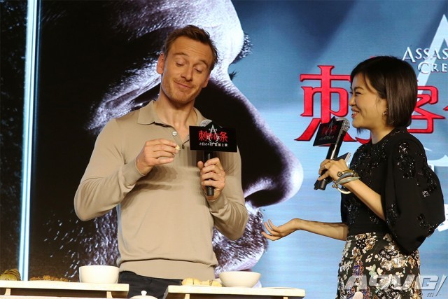 法鲨性感亮相《刺客信条》中国首映式