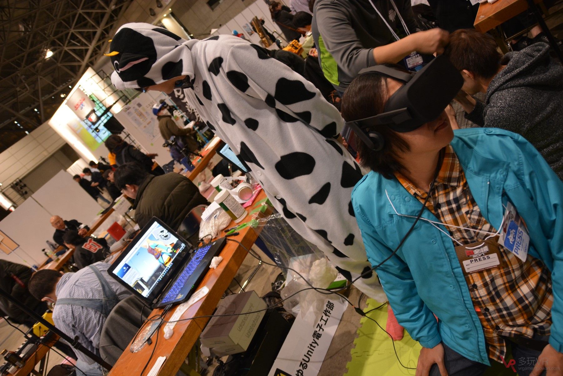 《被幼女打巴掌VR》与《挤牛奶VR》体验直击